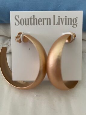 Southern Living
Floral Etched Hoop Earrings